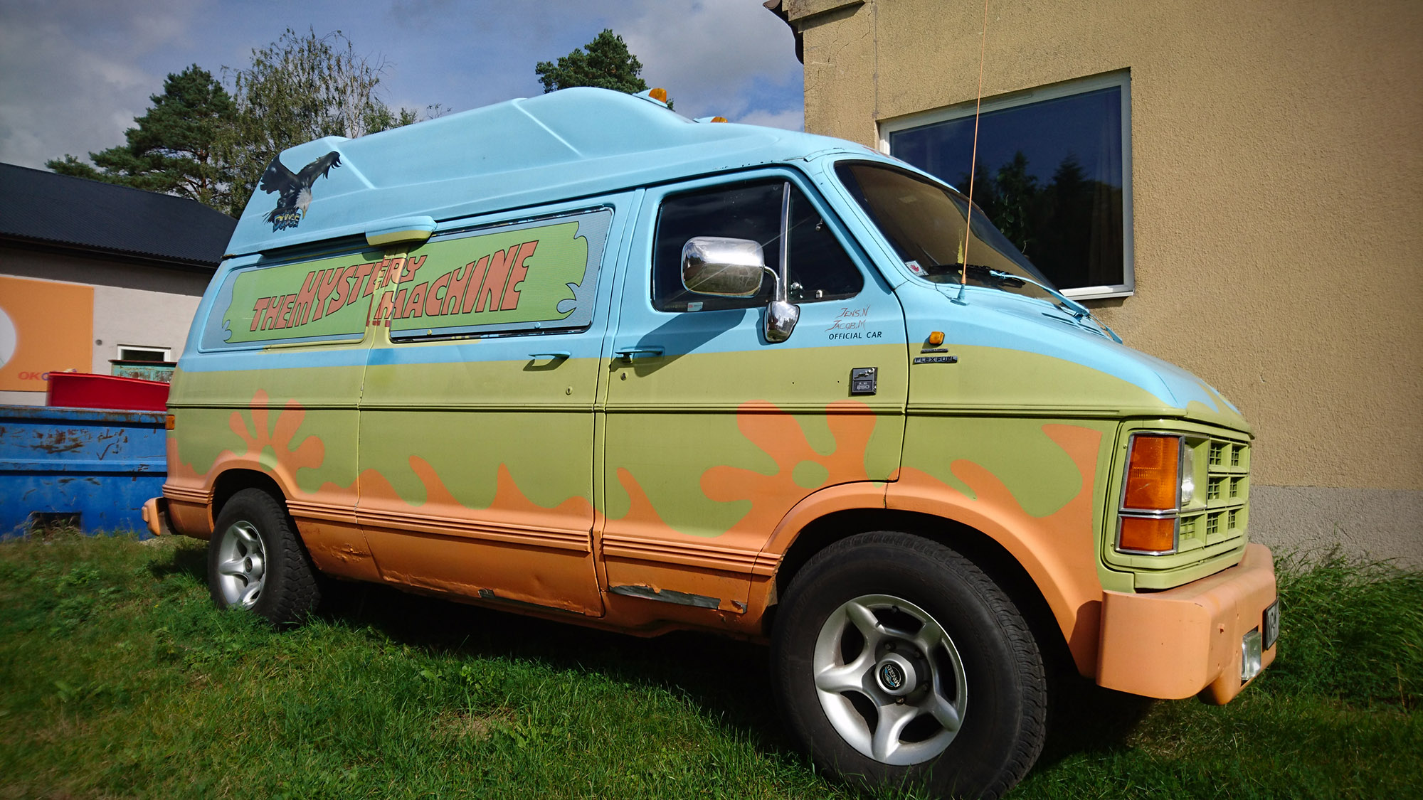 Scooby-Doo, where are you? Den berömda Mystery Machine står i varje fall parkerad vid macken i Brösarp.